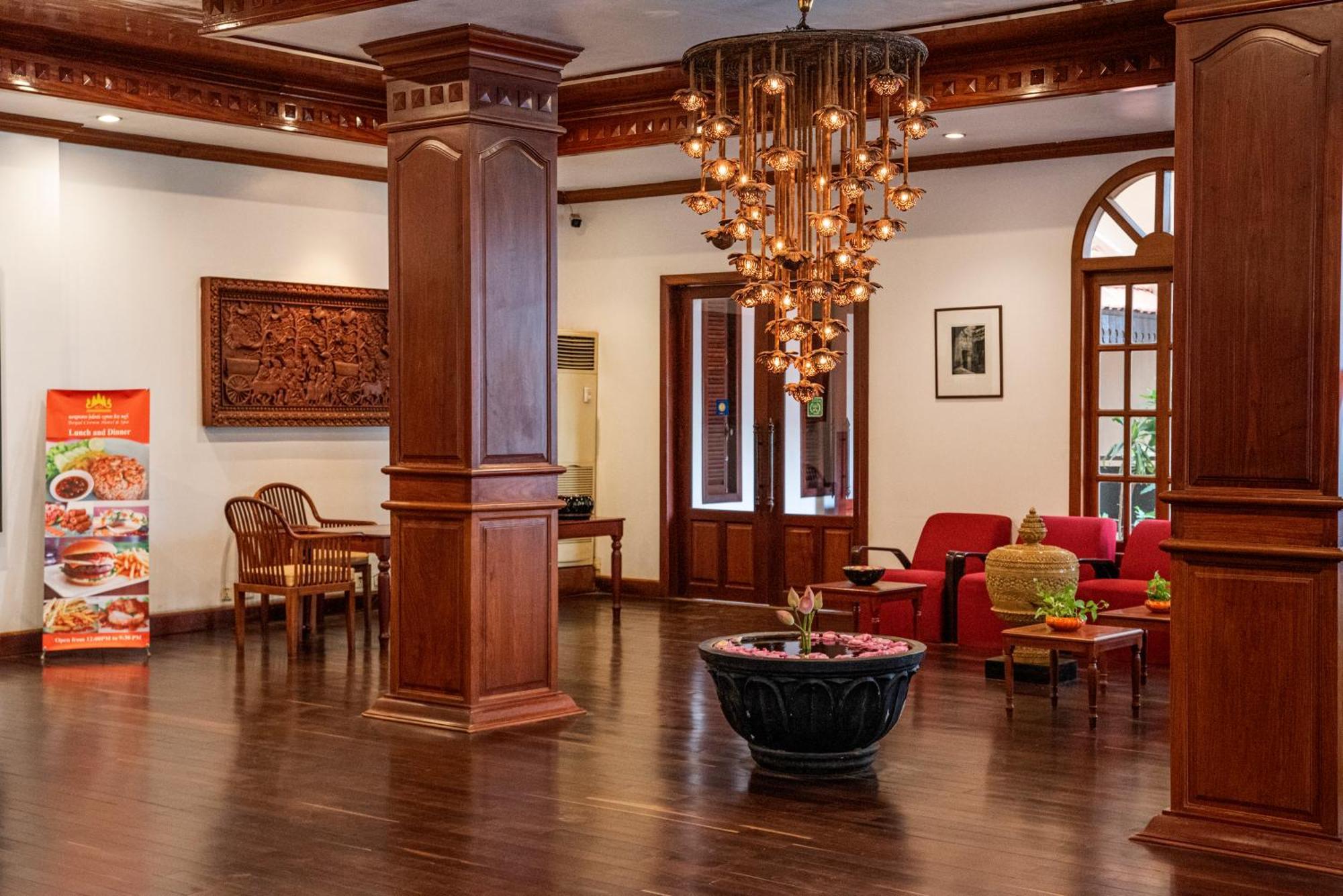 The Suite By Royal Crown Hotel Σιέμ Ρέαπ Εξωτερικό φωτογραφία