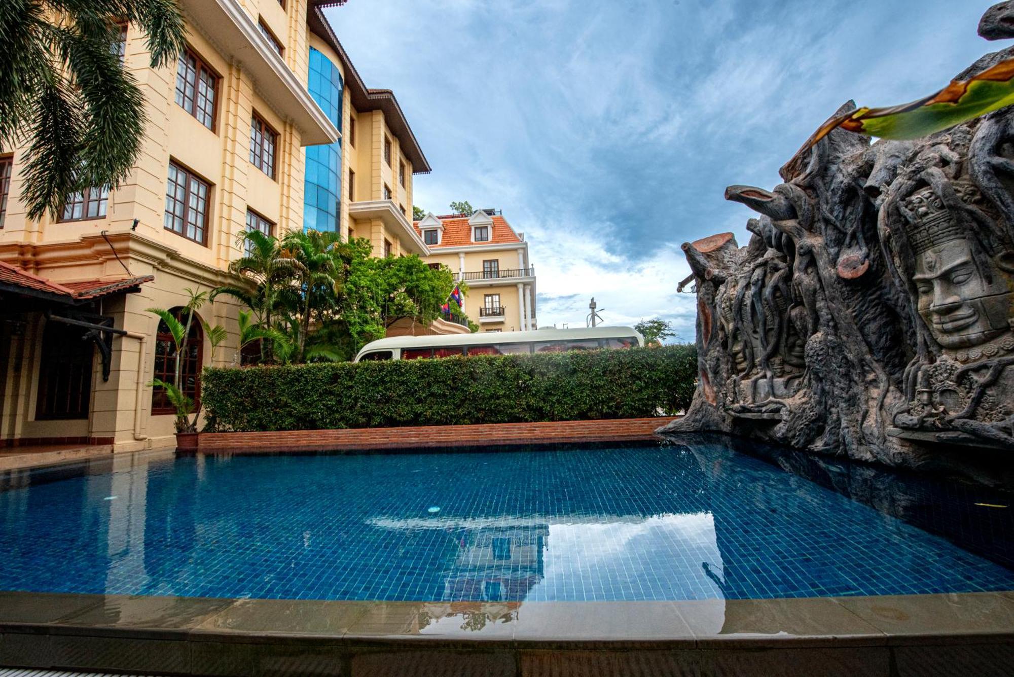 The Suite By Royal Crown Hotel Σιέμ Ρέαπ Εξωτερικό φωτογραφία