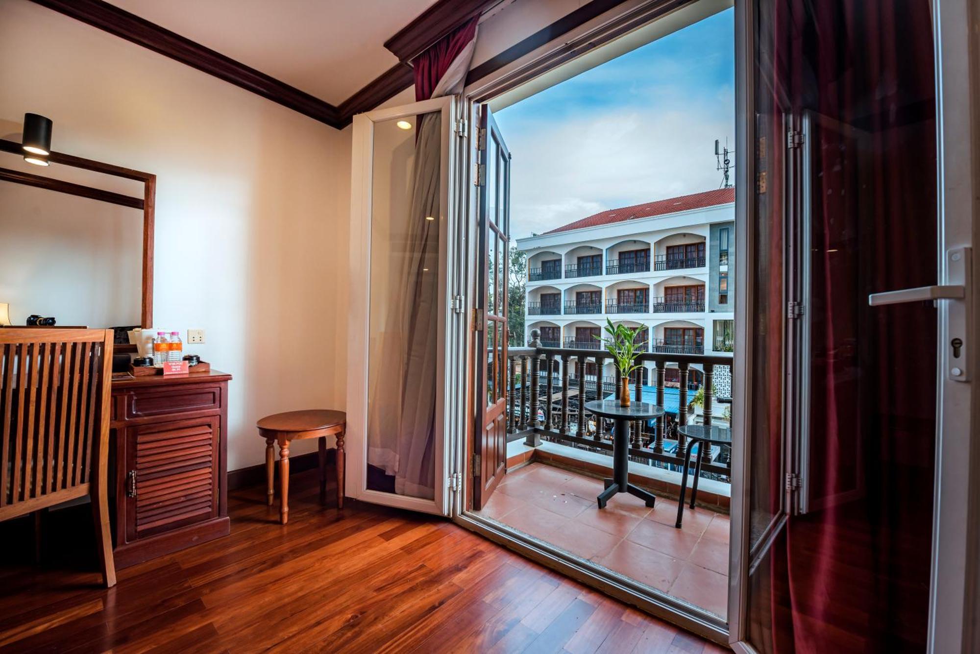 The Suite By Royal Crown Hotel Σιέμ Ρέαπ Εξωτερικό φωτογραφία